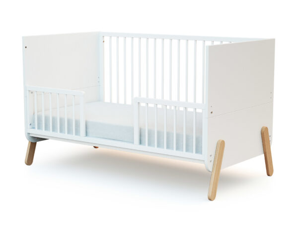 Pack lit bébé évolutif PIRATE 70 x 140 cm avec matelas et barrière de lit - Les Bons plans AT4 - Hêtre massif et panneaux de fibres haute densité.