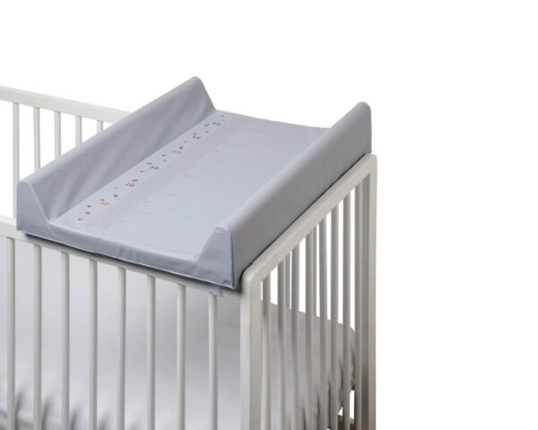 Ensemble lit pliant ESSENTIEL blanc avec matelas et plan à langer amovible - Les Bons plans AT4 - Hêtre massif et panneaux de fibres haute densité.