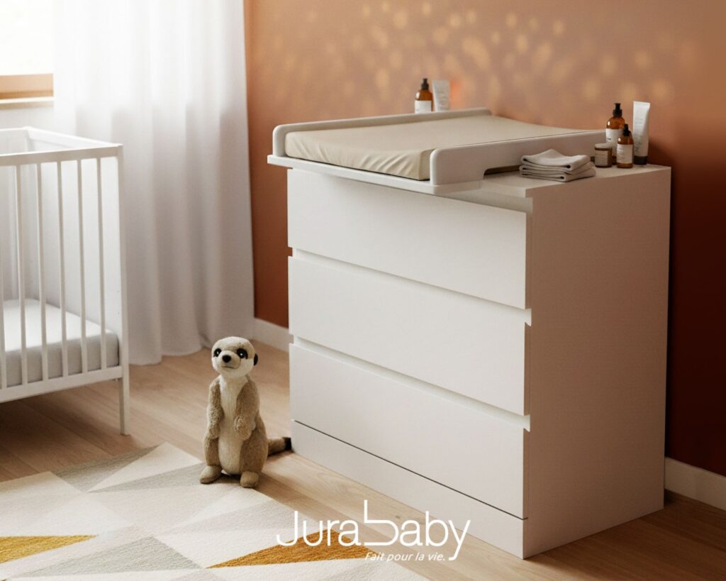 Ambiance d'une chambre avec le plan à langer universel KIRA de Jurababy