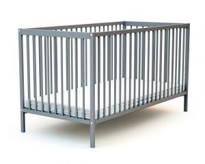 Grand lit bébé en bois laqué gris