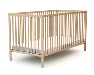 Grand lit bébé en bois verni